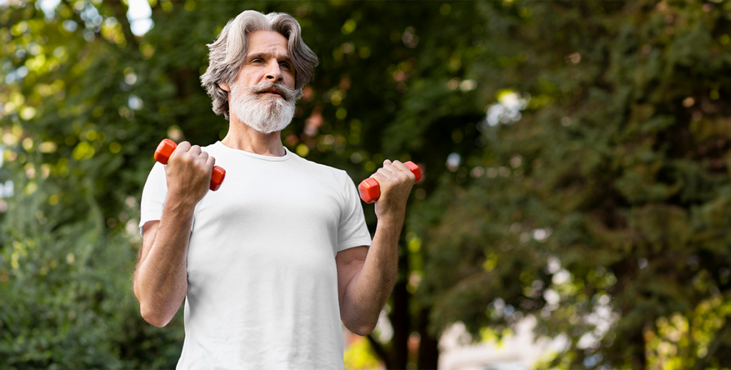 Hábitos saudáveis | Homem fazendo exercício ao ar livre com dois pesos     pesos | Corporis Brasil