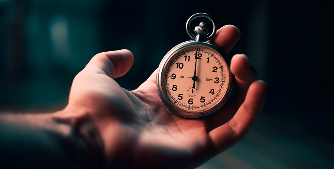 Indicadores de produtividade | mão segurando relógio relógio simbolizando tempo e produtividade | Corporis Brasil