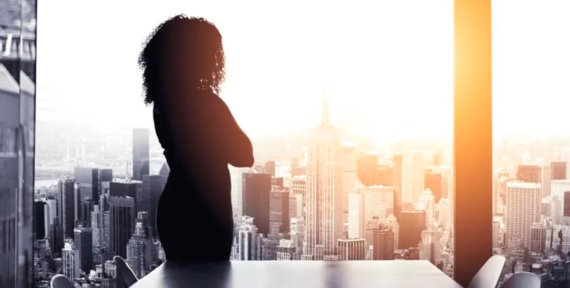 Liderança feminina no ambiente corporativo | Líder feminina em sala de reunião | Corporis Brasil