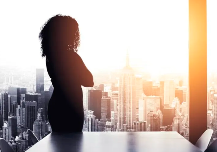 Liderança feminina no ambiente corporativo | Líder feminina em sala de reunião | Corporis Brasil