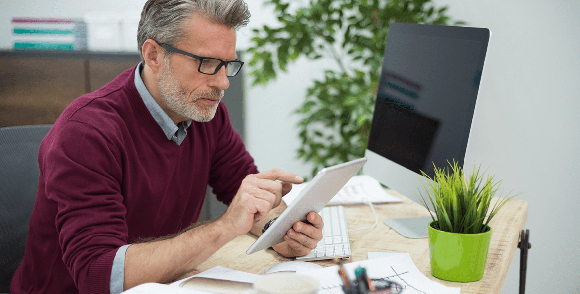 o impacto da senioridade profissional no ambiente de trabalho l profissional trabalhando em sua mesa l corporis brasil