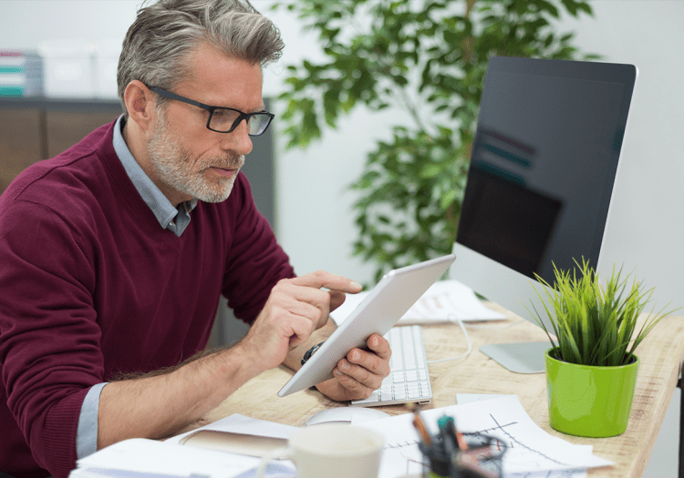 o impacto da senioridade profissional no ambiente de trabalho l profissional trabalhando em sua mesa l corporis brasil