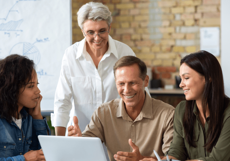 Como gerenciar as diferentes gerações no ambiente de trabalho? l gestor orientando profissionais diversos l Corporis Brasil