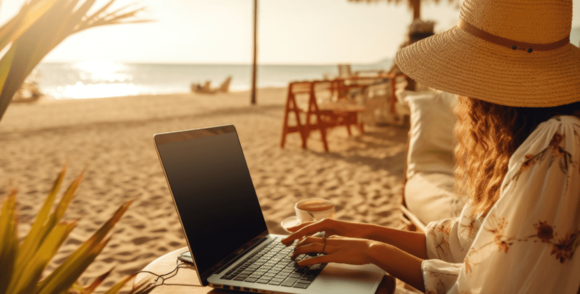 workation: produtividade e lazer em destino paradisíacos l mulher trabalhando na praia por meio de um no notebook l Corporis Brasil