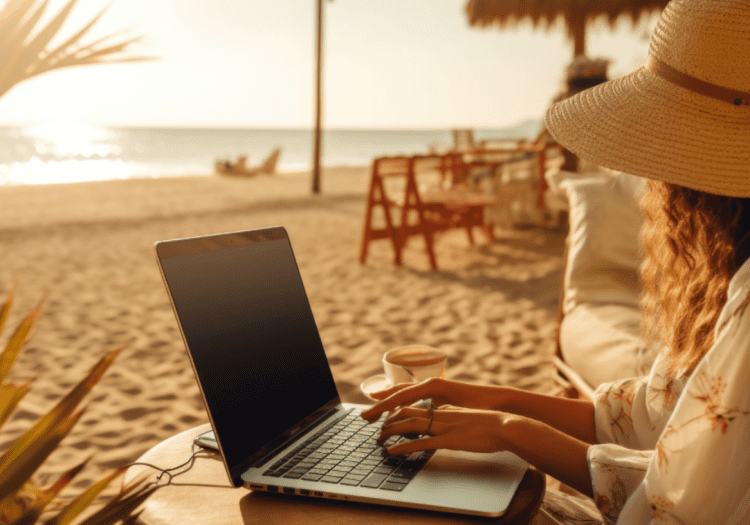 workation: produtividade e lazer em destino paradisíacos l mulher trabalhando na praia por meio de um no notebook l Corporis Brasil