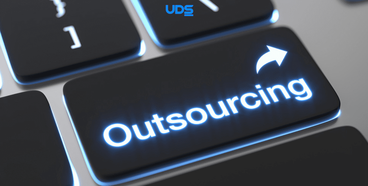 O que é outsourcing l tecla no teclado representando o outsourcing l Corporis Brasil