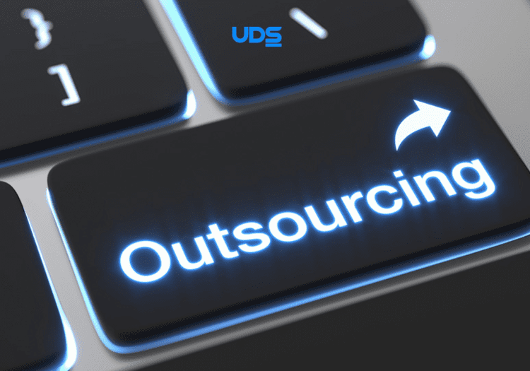 O que é outsourcing l tecla no teclado representando o outsourcing l Corporis Brasil