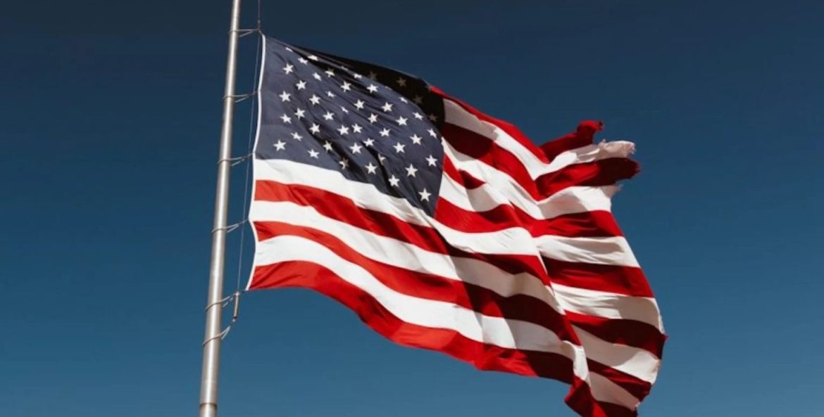 Os Estados Unidos anunciaram nesta segunda-feira (29) novas medidas para endurecer o controle sobre exportações de tecnologia, ampliando a lista de entidades restritas para incluir automaticamente as subsidiárias controladas em pelo menos 50% por empresas já sancionadas.