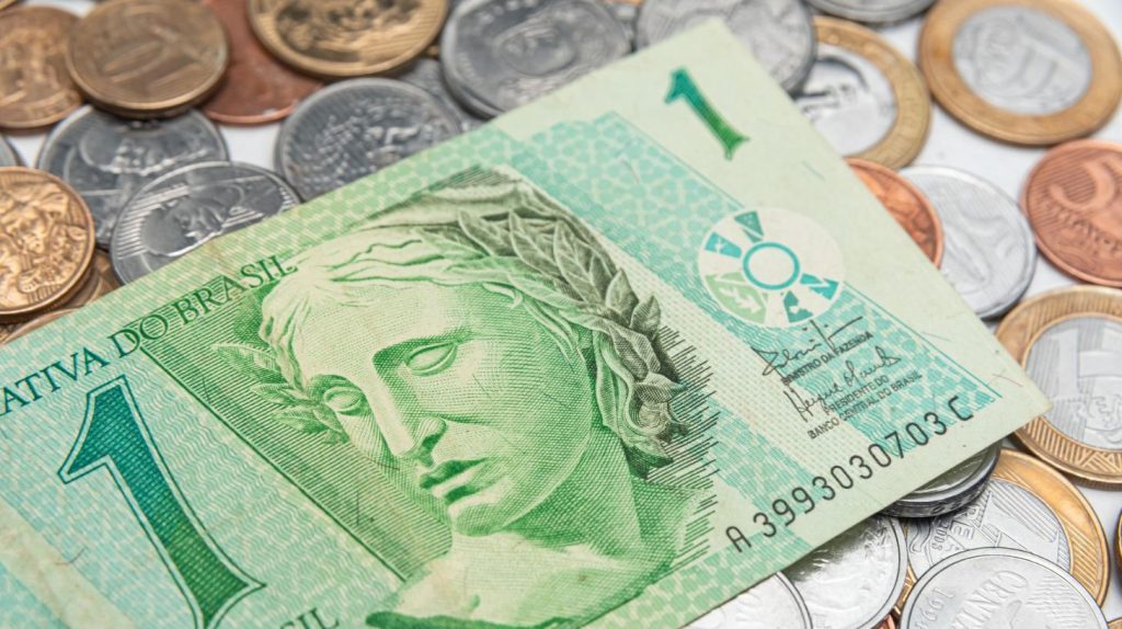 Governo projeta salário mínimo de R$ 1.621 para 2026, com reajuste de 6,68%