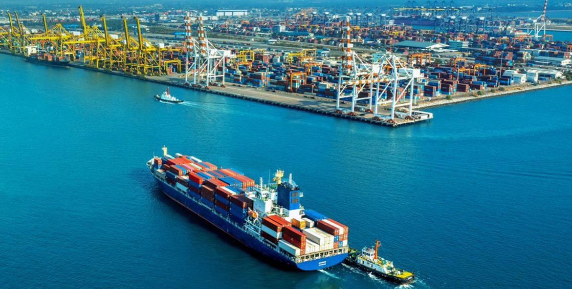 Barco chegando no porto