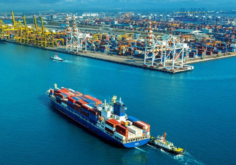 Barco chegando no porto