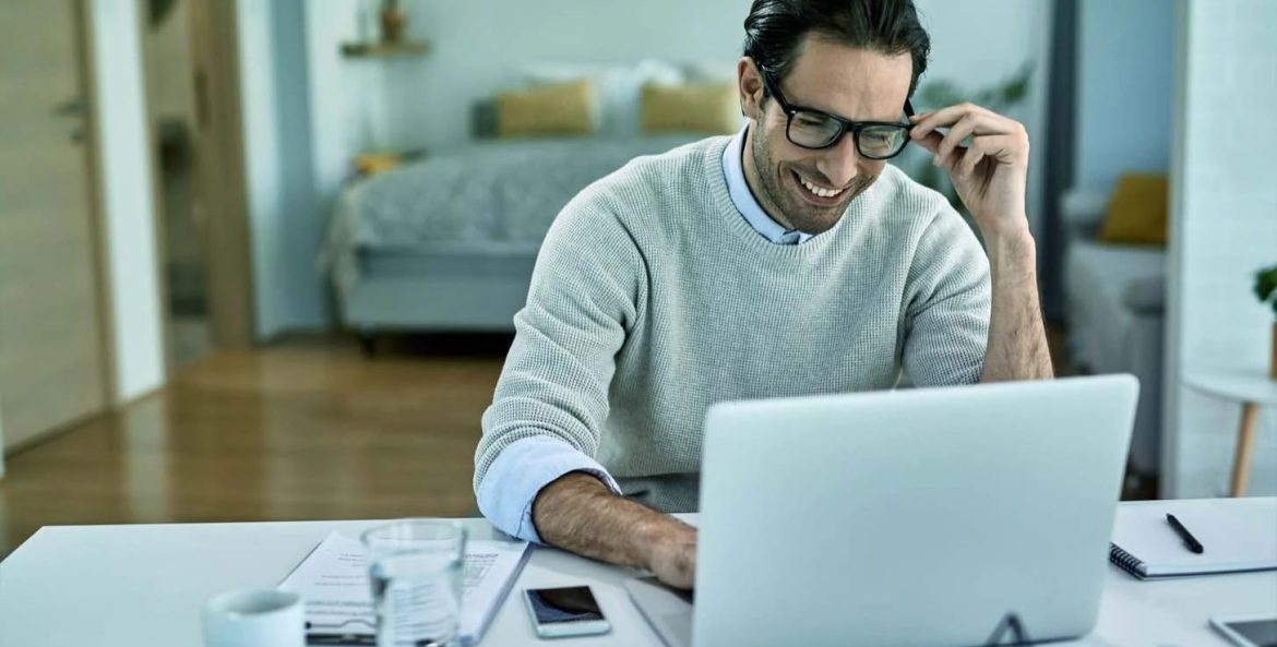 Homem usando notebook branco