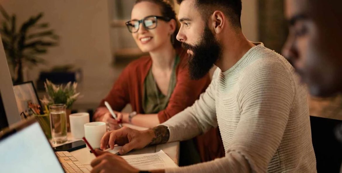 Pessoas olhando para o notebook