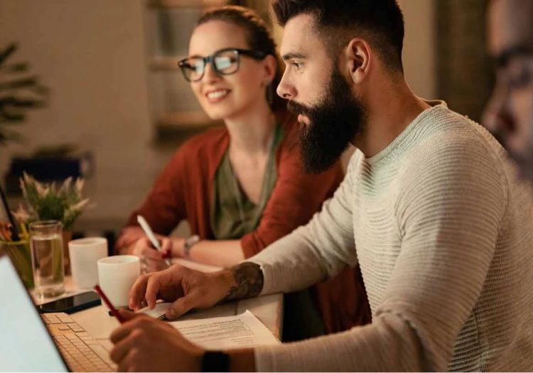 Pessoas olhando para o notebook