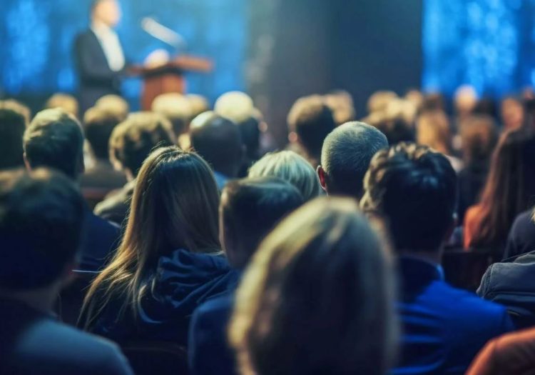 Publico acompanha uma apresentação