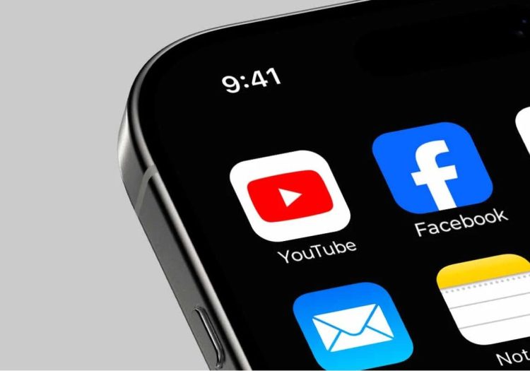 Celular mostrando aplicativos de rede sociais