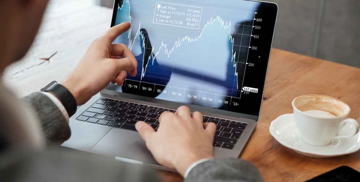 Homem analisando grafico