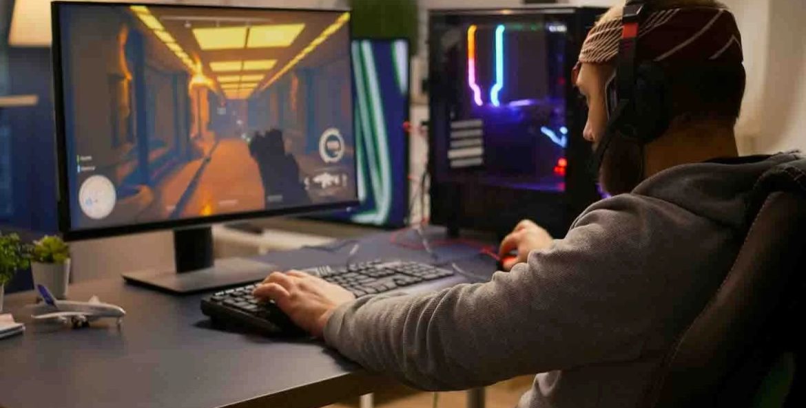 Homem jogando no computador