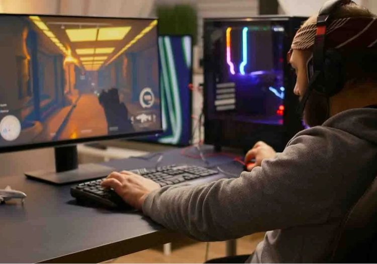 Homem jogando no computador