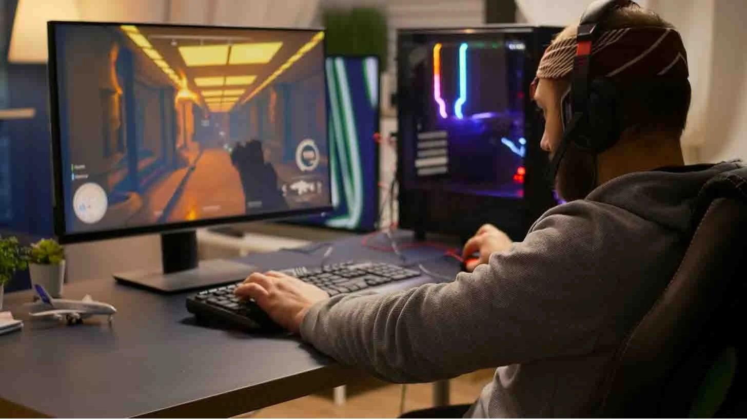 Homem jogando no computador