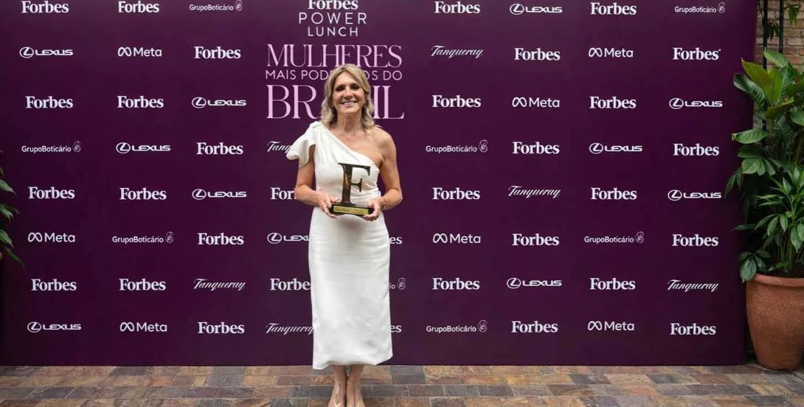 Tania Zanella recebendo premios da Forbes