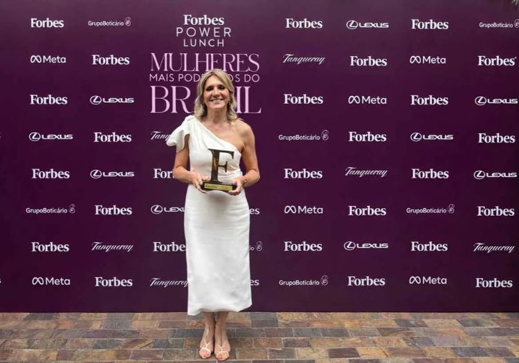 Tania Zanella recebendo premios da Forbes