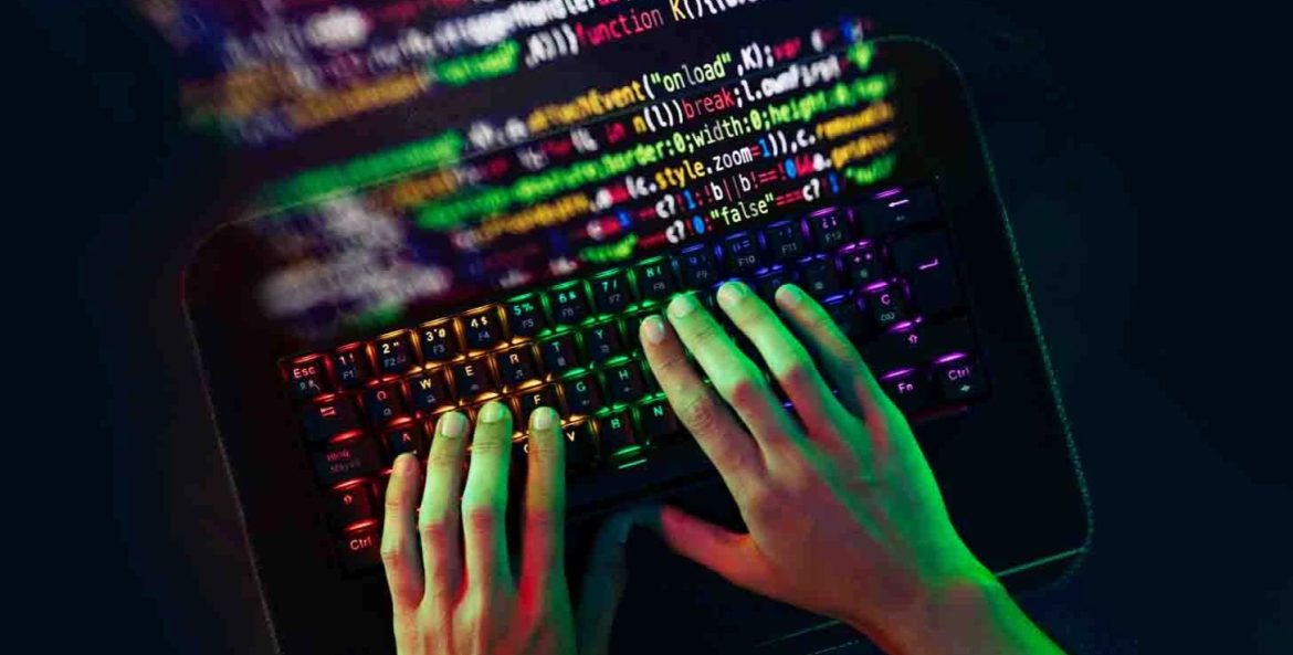 Mão digitando códigos no teclado.