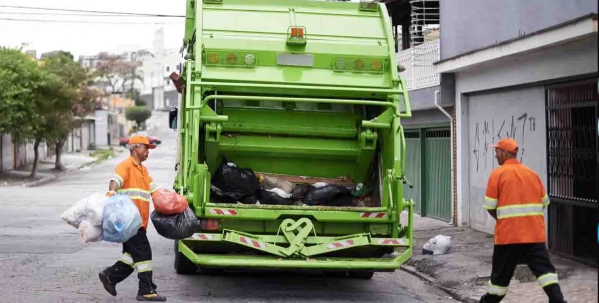 Caminhão de reciclagem