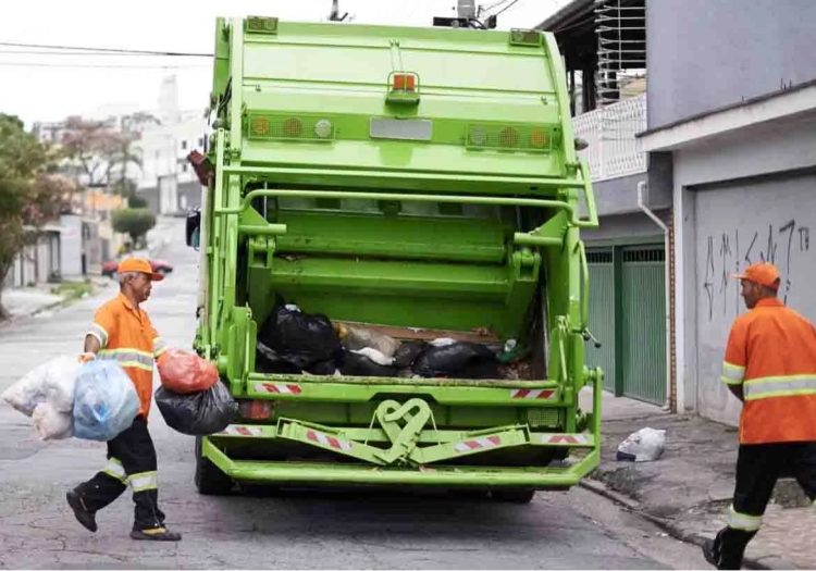 Caminhão de reciclagem