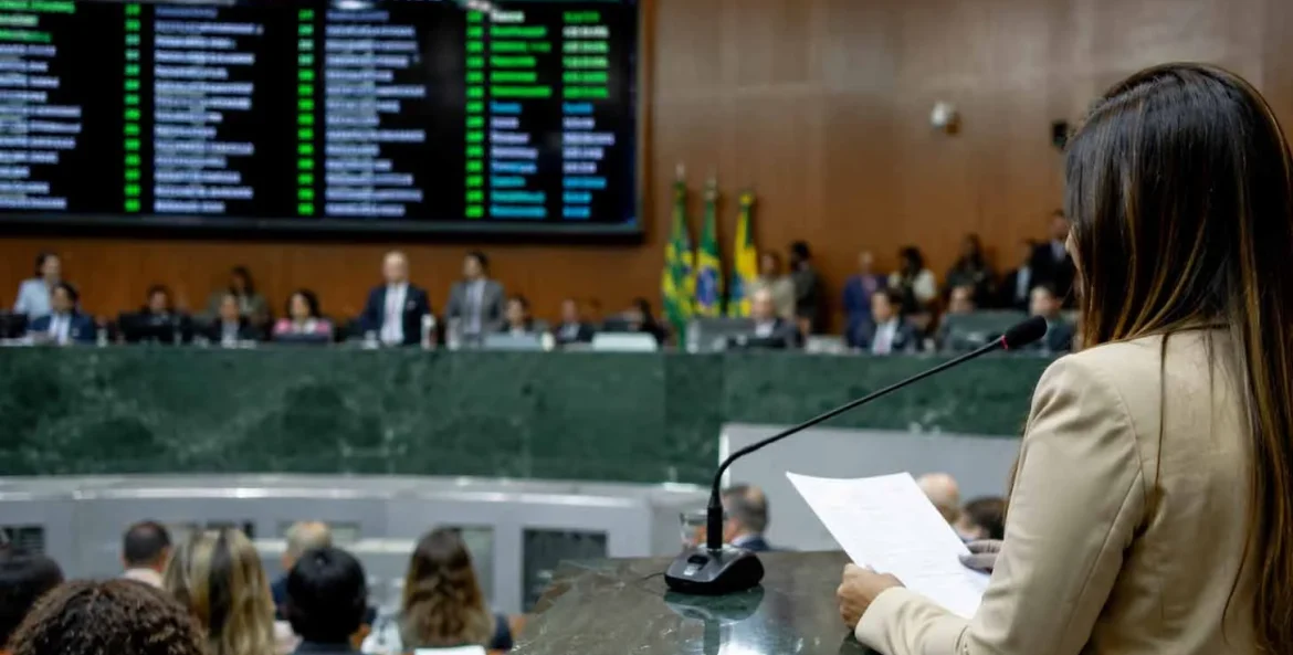 Mulher lendo papel dentro da assembleia