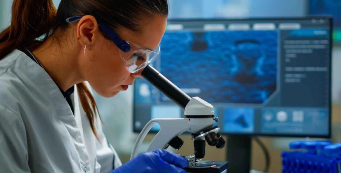 Cientista fazendo analise