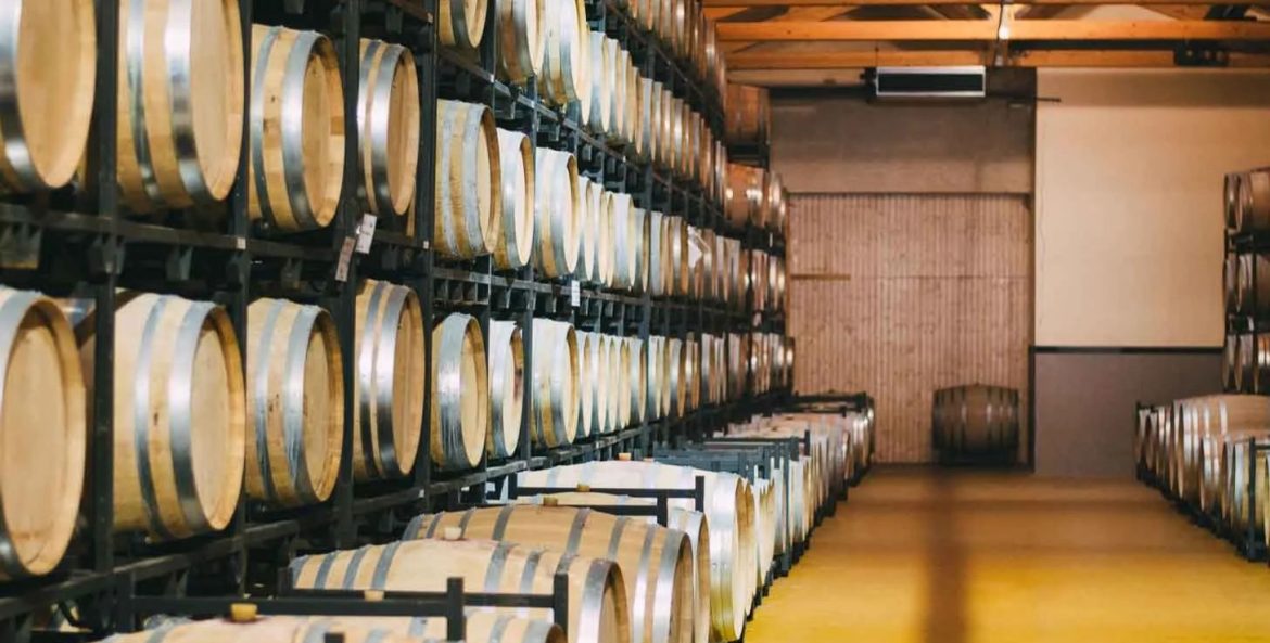 Sala contendo barrís de vinhos