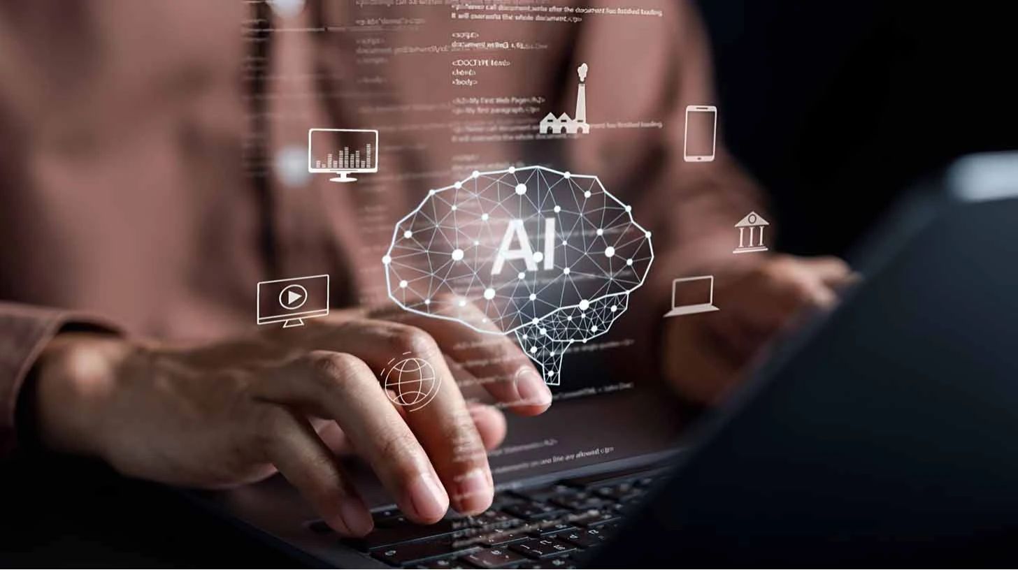 Homem digitando no teclado