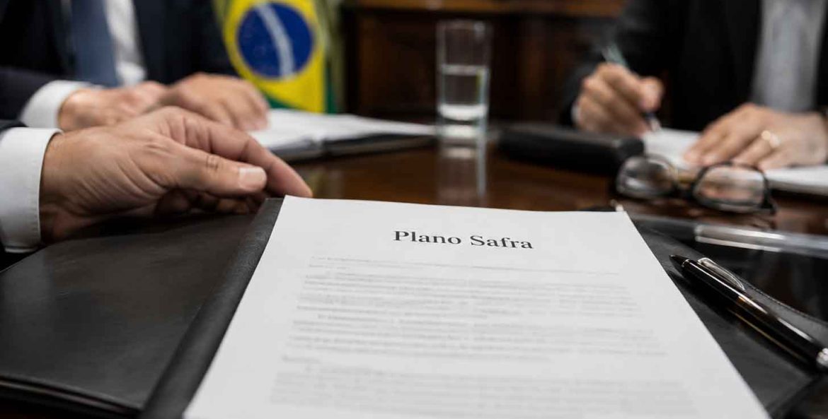 Homem mostrando contrato do plano safra