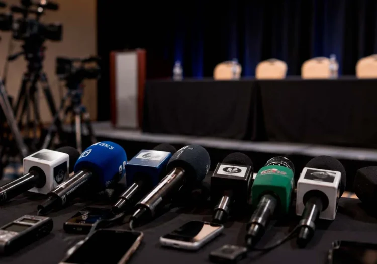 Microfone mostrando os debates dos candidatos