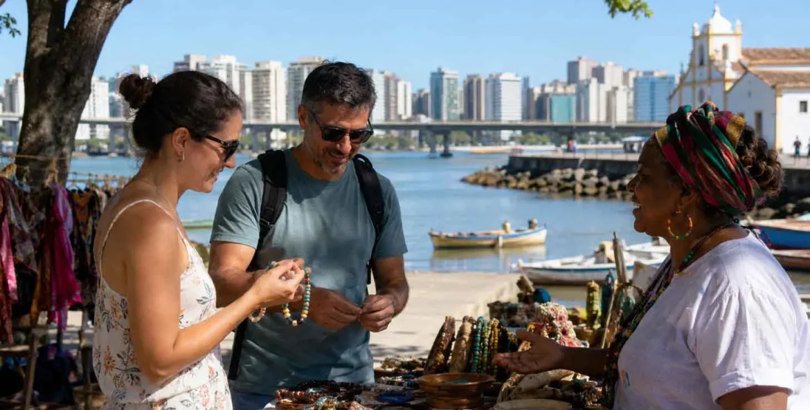 Casal turista comprando miçangas e fortalecendo a cultura regional